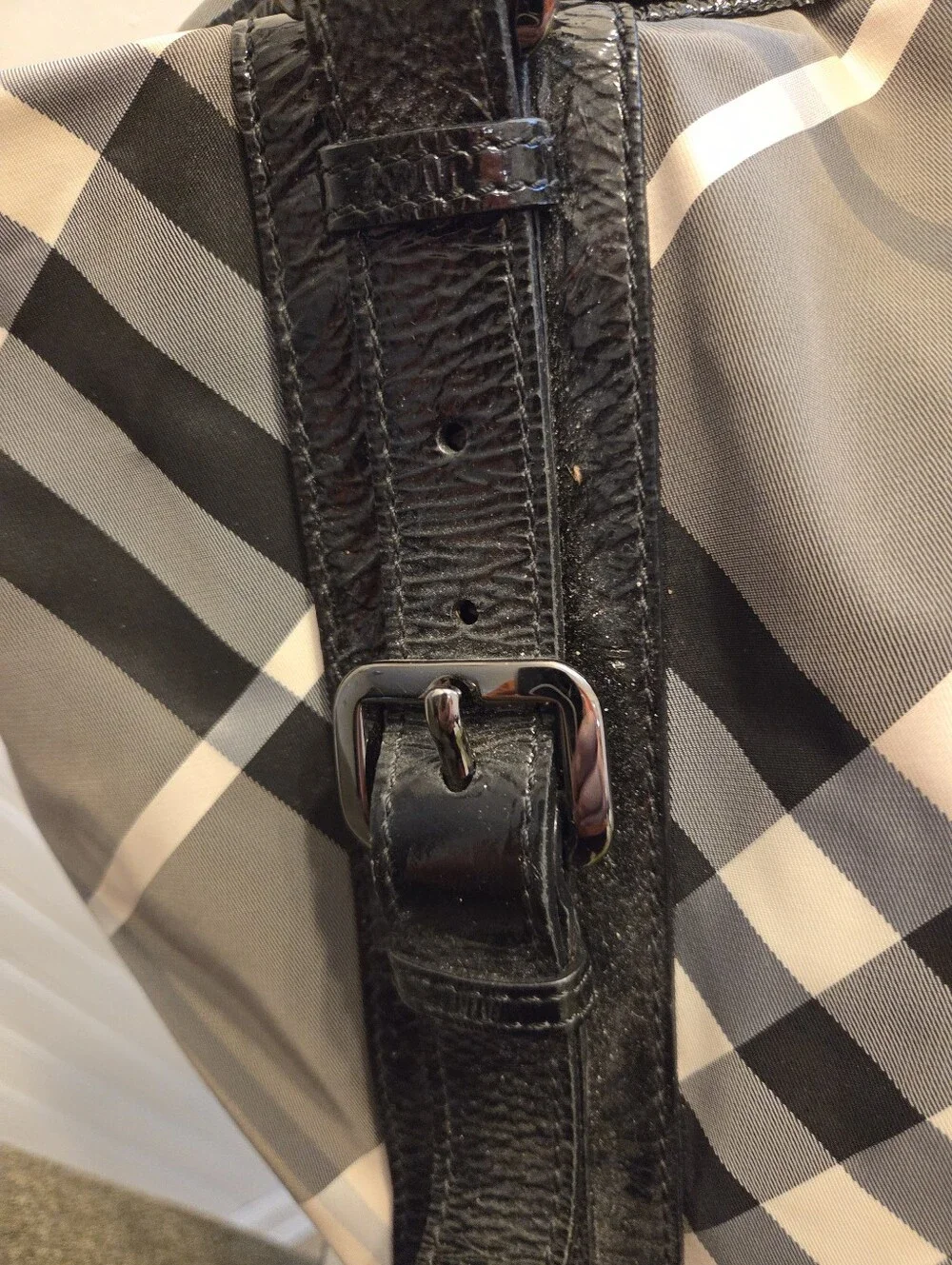 Burberry Beat Check Plaid Tote Bag with Black Patent Trim COA INCLUDED EXCELLENT